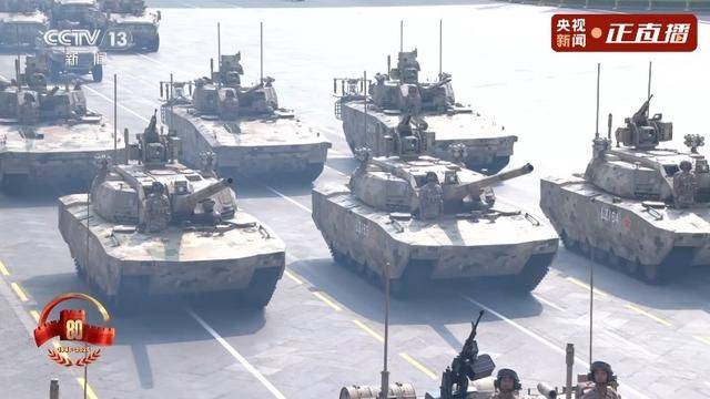 新坦克亮相九三阅兵，抛弃“甲弹对抗”，“信火一体”才是未来？