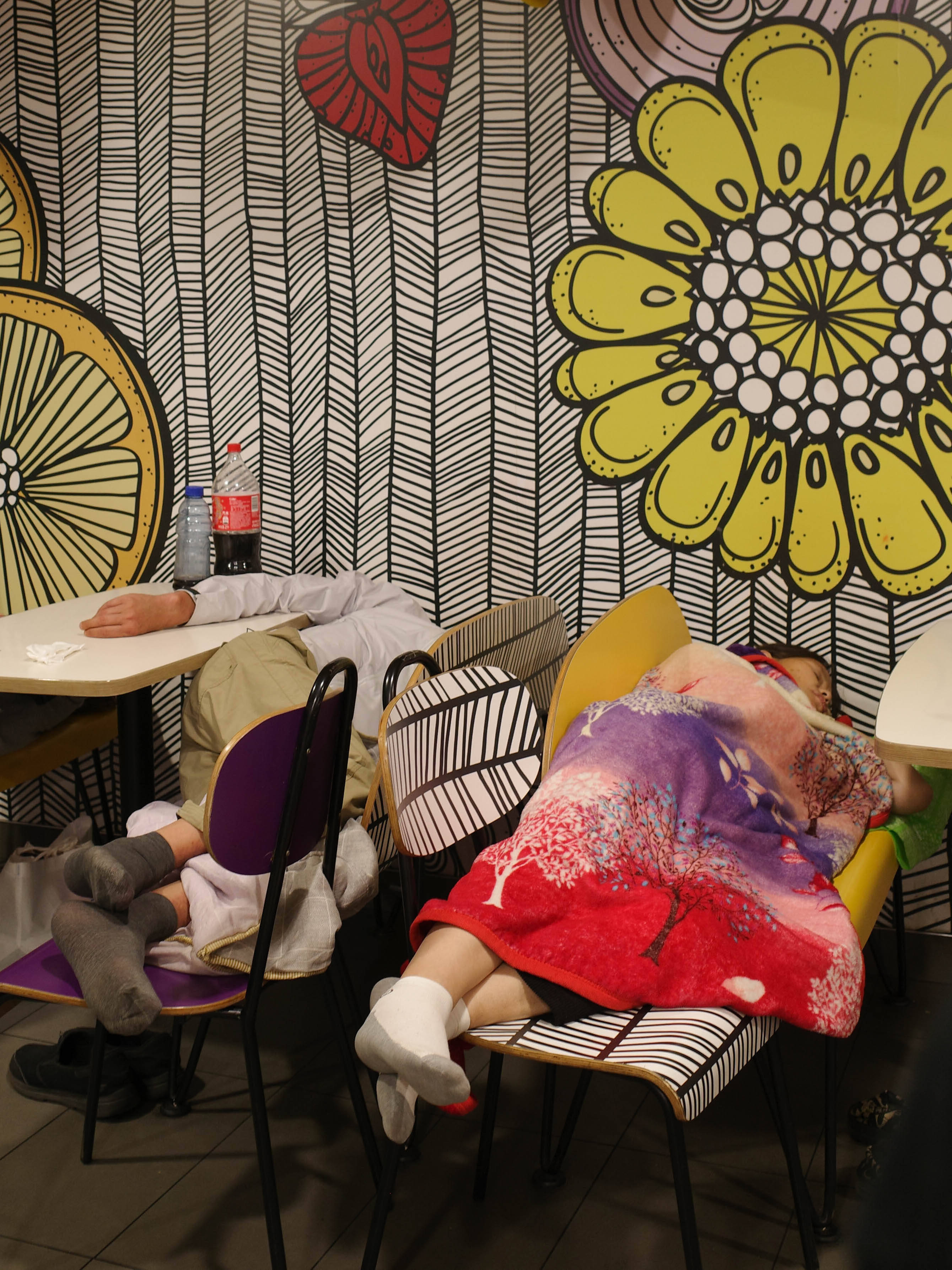 麦当劳夜宿者：老人占六成，各有心酸事