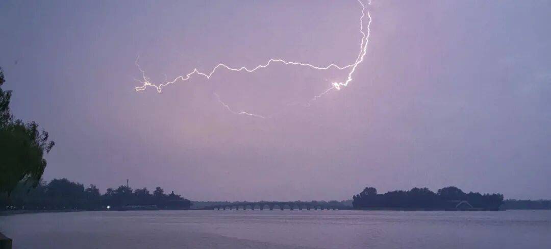 “天空像是在倒冰块！”北京这场冰雹为何如此猛烈？