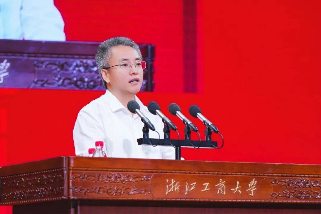 校长开学讲话:少刷小红书!避雷......