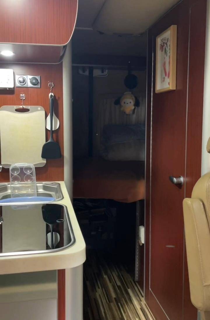 “钥匙在这,我回家了!”上海男子将百万元房车停在南宁街头,请陌生人上车体验