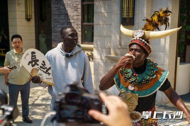 “无语哥”空降长沙:体验辣椒咖啡,惊叹AI中医 | 组图