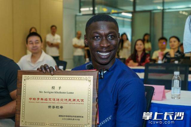 “无语哥”空降长沙:体验辣椒咖啡,惊叹AI中医 | 组图