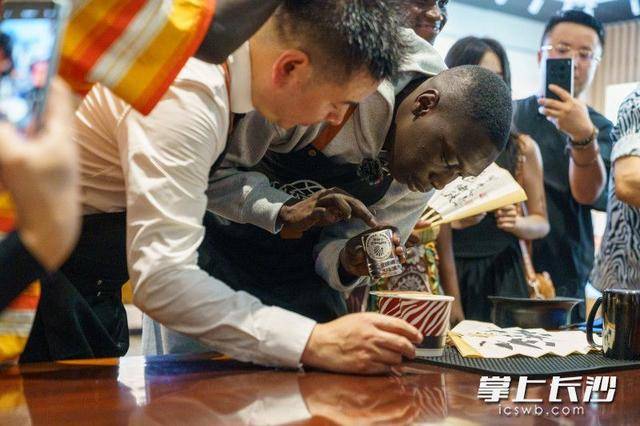 “无语哥”空降长沙:体验辣椒咖啡,惊叹AI中医 | 组图