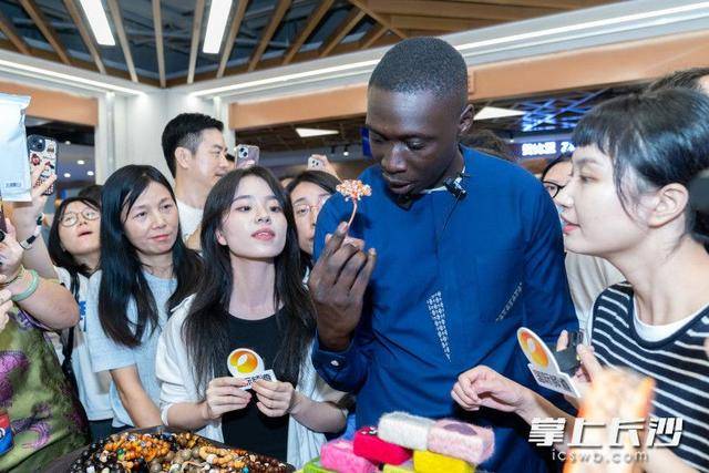 “无语哥”空降长沙:体验辣椒咖啡,惊叹AI中医 | 组图