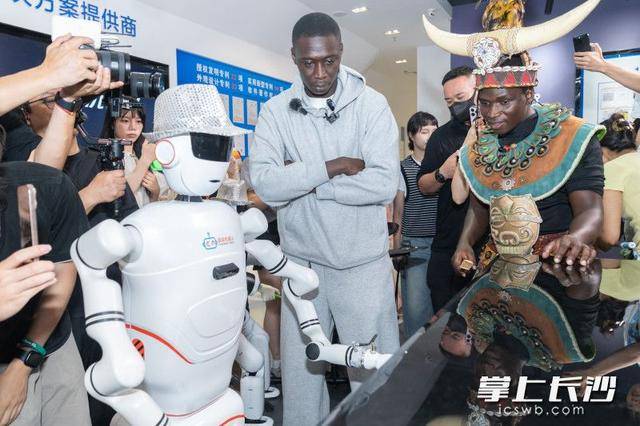 “无语哥”空降长沙:体验辣椒咖啡,惊叹AI中医 | 组图