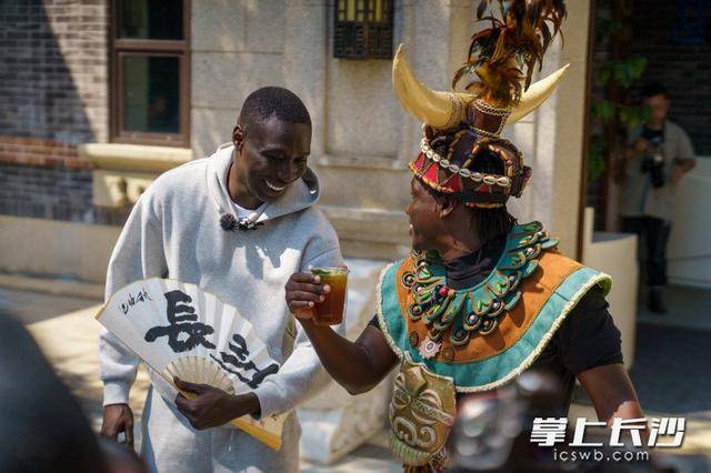 “无语哥”空降长沙:体验辣椒咖啡,惊叹AI中医 | 组图