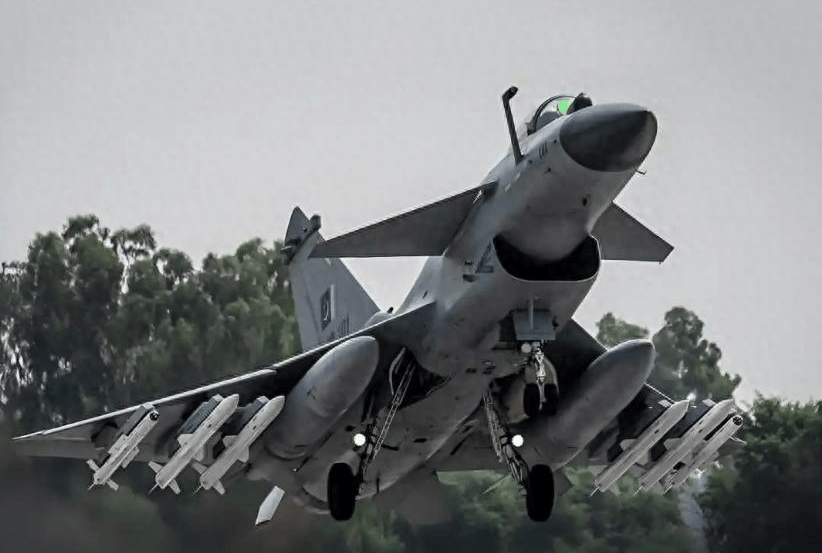 歼10CE又给中国长脸!印媒罕见承认:阵风确实被击落,但不是4架