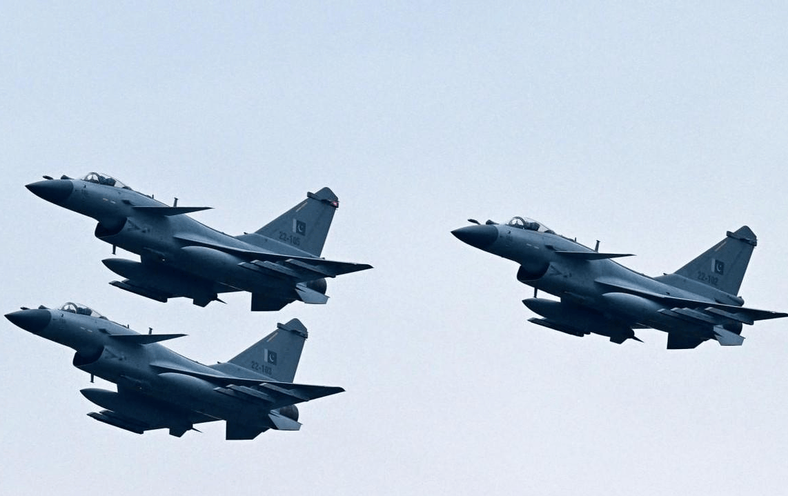 歼10CE又给中国长脸!印媒罕见承认:阵风确实被击落,但不是4架